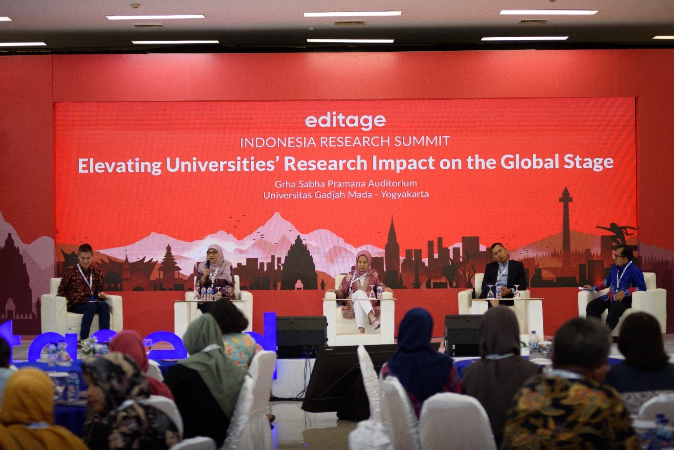 Diskusi panel di Indonesia Research Summit